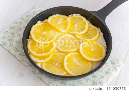 スキレットに砂糖を敷いてレモンスライスを敷き詰める スキレットに砂糖を敷いてレモンスライスを敷き詰める 124050778