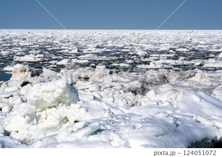 知床半島ウトロ漁港に接岸したオホーツク海の流氷 知床半島ウトロ漁港に接岸したオホーツク海の流氷 124051072