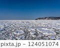 知床半島ウトロに接岸したオホーツク海の流氷 124051074