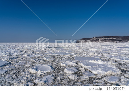 知床半島ウトロに接岸したオホーツク海の流氷 124051074
