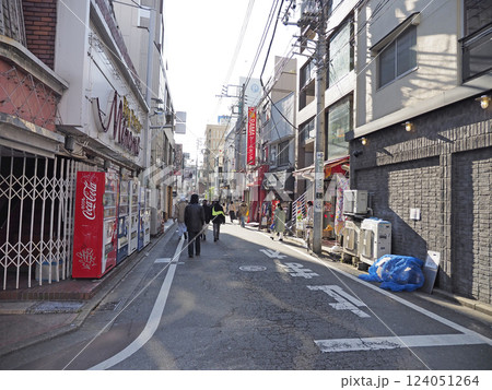 下北沢駅前の道路風景。下北沢南口商店街。 124051264