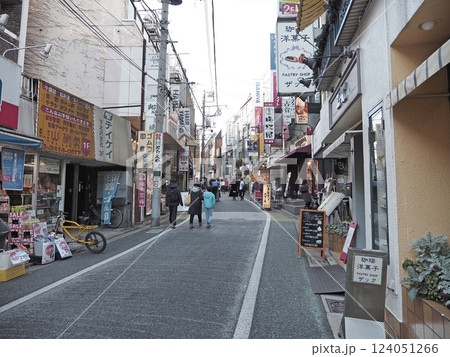 下北沢駅前の道路風景。下北沢南口商店街。 124051266