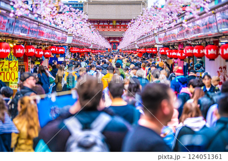 日本の東京都市景観インバウンド“大爆発”。コロナ禍前を超える外国人観光客らで大混雑する浅草寺＝17日 124051361