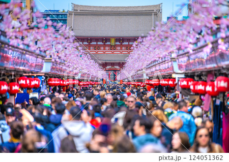 日本の東京都市景観インバウンド“大爆発”。コロナ禍前を超える外国人観光客らで大混雑する浅草寺＝17日 124051362