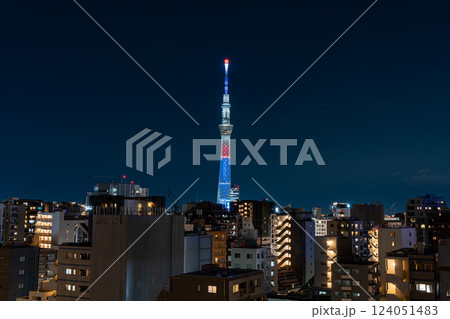 MLB限定カラーのスカイツリーと東京の夜景 124051483