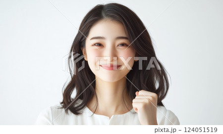 ガッツポーズをする女性 124051519