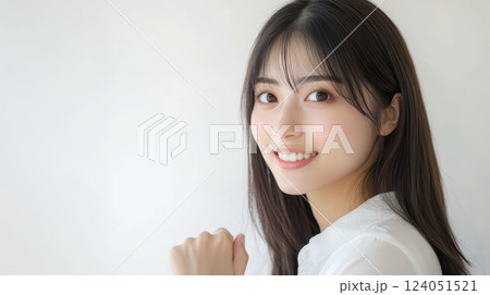 ガッツポーズをする女性 124051521