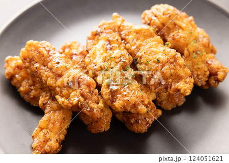 おいしい鶏から揚げ、ブラックペッパーチキン 124051621