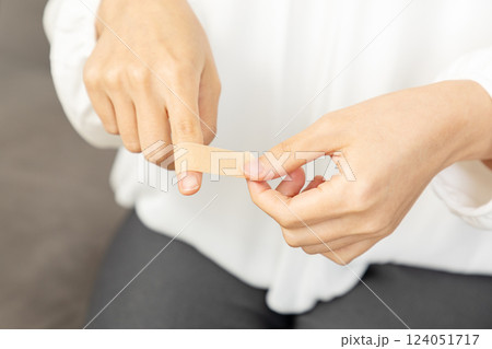 絆創膏を貼るイメージ02 絆創膏を貼るイメージ02 124051717