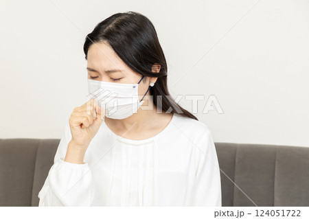 マスクをつけて咳をするアジア人女性03 124051722