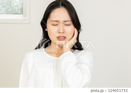 歯の痛みを感じるアジア人女性01 歯の痛みを感じるアジア人女性01 124051733