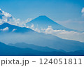 清々しい初秋、美し森から望む青いグラデーションの山々と富士山 124051811