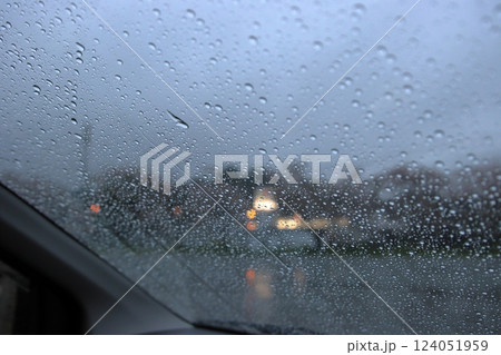 雨に濡れた窓ガラス 124051959