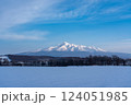 雪原の先にそびえる雪の斜里岳 124051985