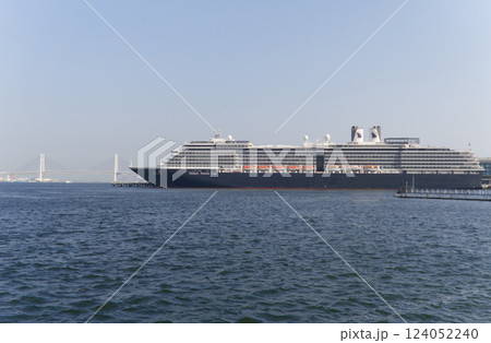 横浜新港ふ頭に入港したクルーズ船ウエステルダムと横浜ベイブリッジ 横浜新港ふ頭に入港したクルーズ船ウエステルダムと横浜ベイブリッジ 124052240