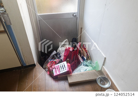 勝手口に置いてあるいろいろなゴミ ゴミ袋に分別されている 勝手口に置いてあるいろいろなゴミ ゴミ袋に分別されている 124052514