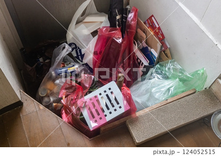 勝手口に置いてあるいろいろなゴミ ゴミ袋に分別されている 勝手口に置いてあるいろいろなゴミ ゴミ袋に分別されている 124052515