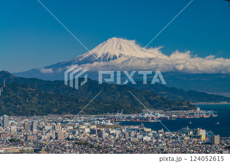【静岡県】日本平から望む、清水の街並みと富士山 124052615