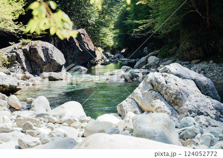 ＜長野＞阿寺渓谷の美しい渓流の風景 124052772