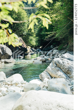 ＜長野＞阿寺渓谷の美しい渓流の風景 124052773