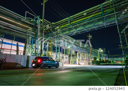 工場群の中で停車するミニ 124052943