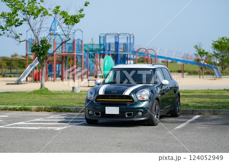 公園の駐車場に停まるミニクロスオーバー 124052949