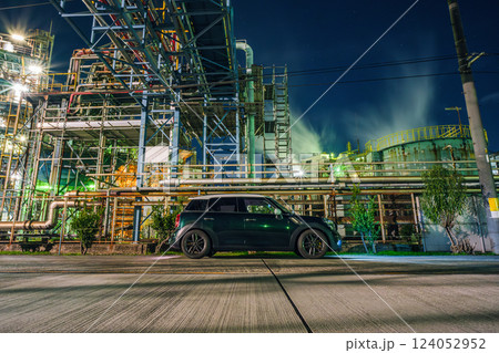 工場群の中で停車するミニ 124052952