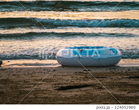 海岸に放置された浮き輪 124052960