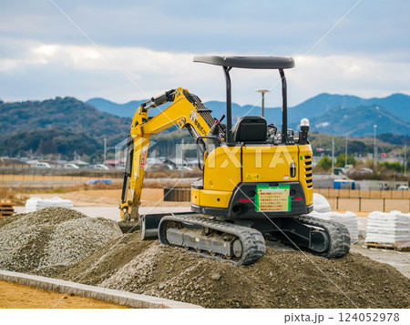 建設現場の工事車両 建設現場の工事車両 124052978