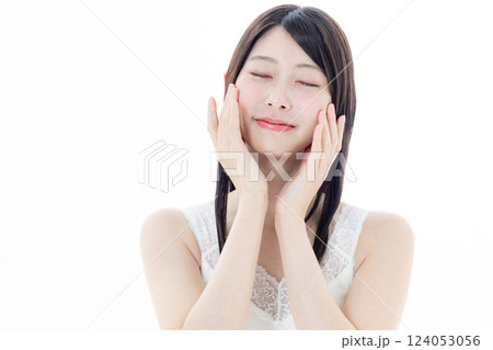 スキンケアをする女性 スキンケアをする女性 124053056