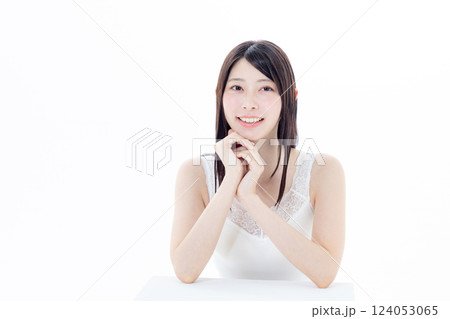 スキンケアをする女性 124053065