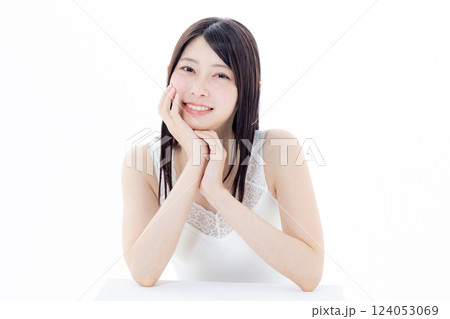 スキンケアをする女性 スキンケアをする女性 124053069