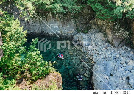 ＜長野＞阿寺渓谷の犬帰りの淵でレジャーを楽しむカップル 124053090