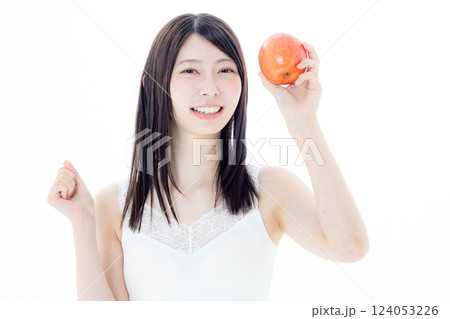 りんごを食べる女性 りんごを食べる女性 124053226