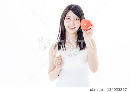 りんごを食べる女性 りんごを食べる女性 124053227