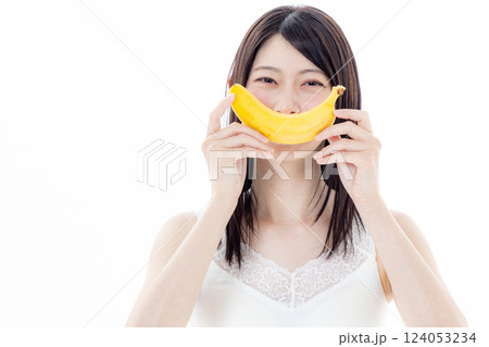 果物を持つ女性　バナナ 124053234