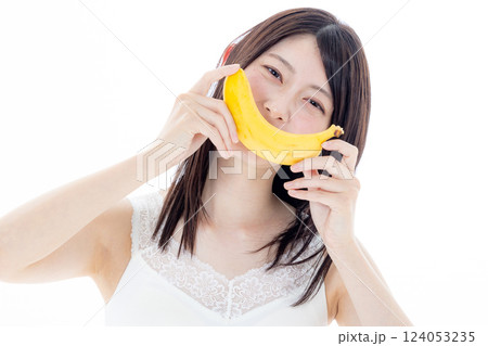 果物を持つ女性　バナナ 124053235