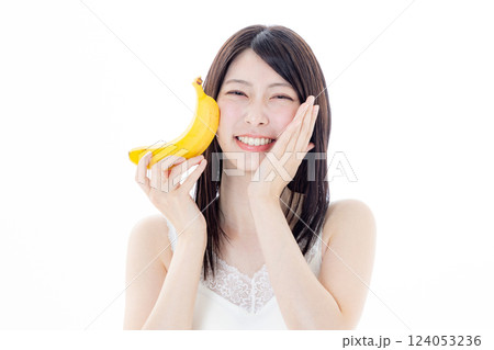 果物を持つ女性　バナナ 124053236