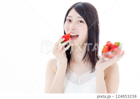 イチゴを持つ女性 124053239