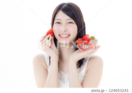 イチゴを持つ女性 124053241