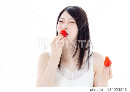 イチゴを持つ女性 イチゴを持つ女性 124053248