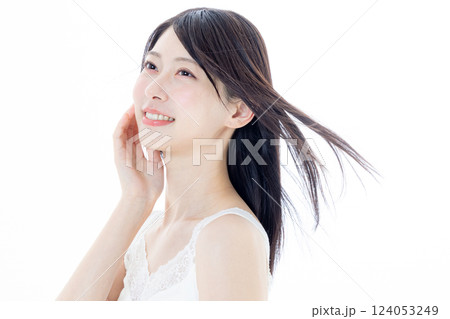 若い女性のスキンケアイメージ 若い女性のスキンケアイメージ 124053249
