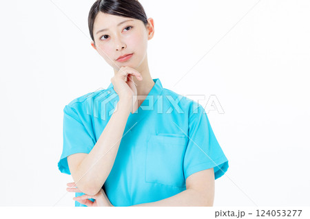 スクラブを着た女性医師 124053277