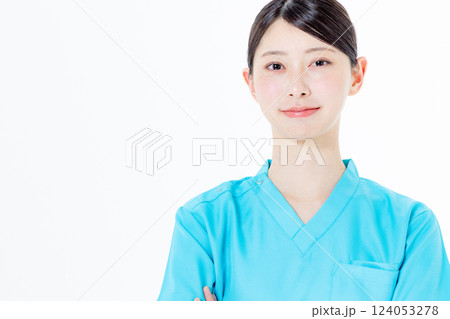 スクラブを着た女性医師 スクラブを着た女性医師 124053278