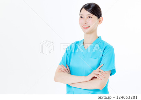 スクラブを着た女性医師 スクラブを着た女性医師 124053281