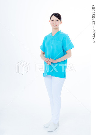 スクラブを着た看護師 124053307