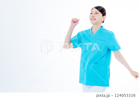 ジャンプする若い女性 看護師 ジャンプする若い女性 看護師 124053316