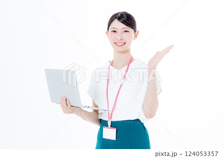 キャリアウーマン　パソコン　白バック 124053357