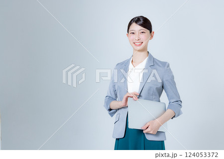 ノートパソコンを持って案内する女性ビジネスパーソン 124053372