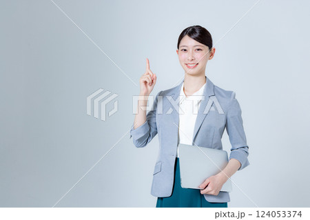 ノートパソコンを持って案内する女性ビジネスパーソン 124053374